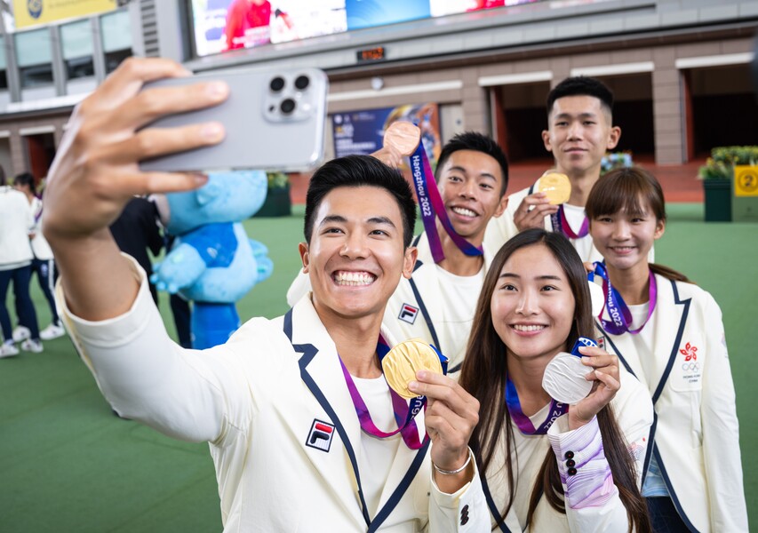 <p>一众杭州第19届亚运会奖牌得主出席中国香港亚运奖牌运动员赛马日庆祝获奖。</p>
